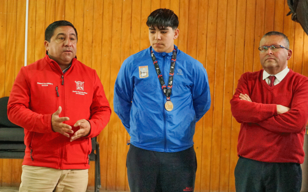 Municipio reconoce a equipo de voleibol escolar de Quelentaro por su tercer lugar regional.