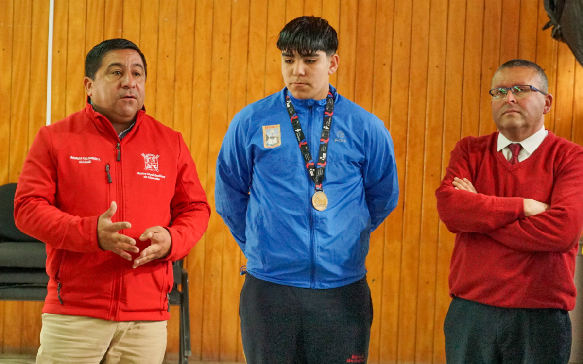 Municipio reconoce a equipo de voleibol escolar de Quelentaro por su tercer lugar regional.