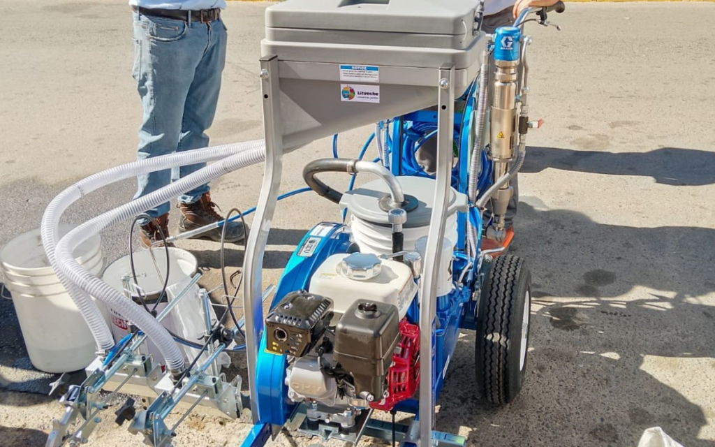 Municipalidad de Litueche refuerza la seguridad vial con nueva máquina demarcadora.